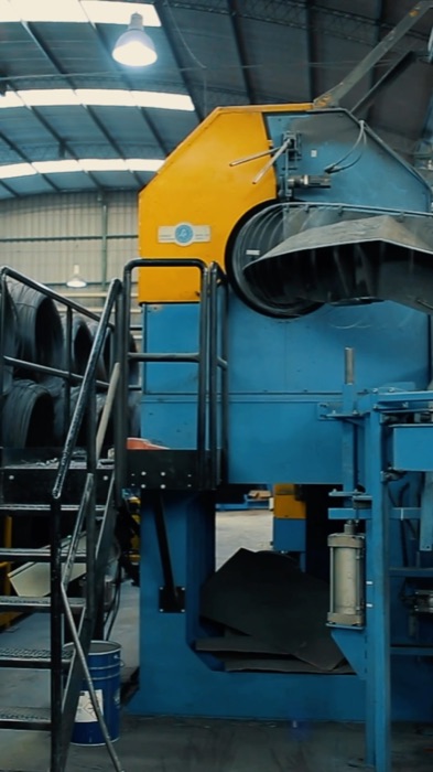 Reel: máquina de la planta en funcionamiento